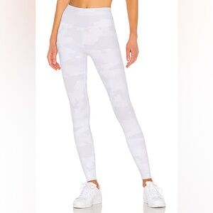 High Waist Vapor Legging in White Camouflage
ALO